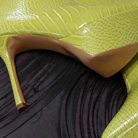 Some really cool..boots - Picture 3 of 9